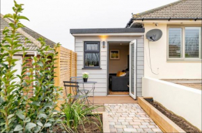 The Hideaway by the sea - free parking